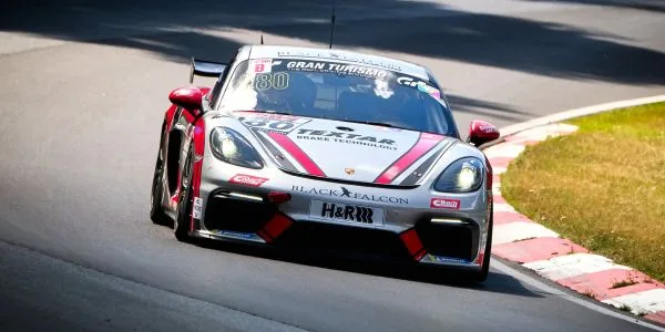 Bil på racingbana