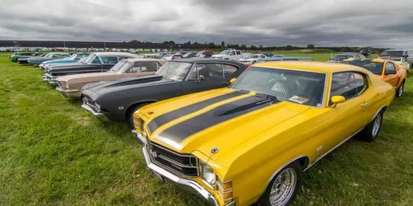 Bilar på bilevent på Tierp Arena